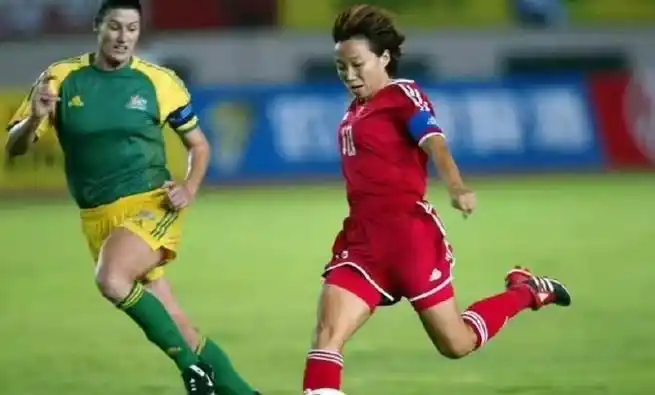 风雨彩虹铿锵玫瑰是中国女足队歌##1998年都在放风雨彩虹铿锵玫瑰