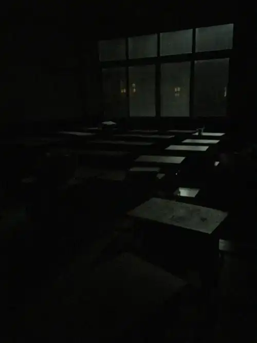 如何把学校拍出恐怖片的效果?