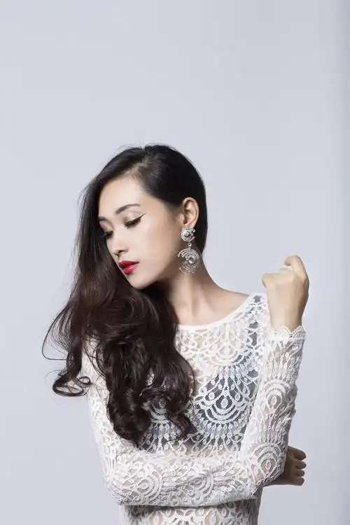 一辈子只想穿军装郑莉莉[大陆女歌手]有人叫她"小茉莉",因为她的名字