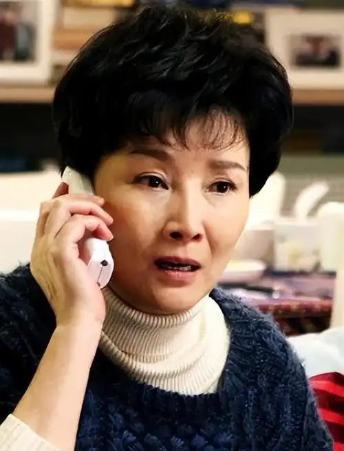 66岁朱茵近照曝光:皮肤白皙发际线后移,穿拖鞋赶高铁亲和力十足