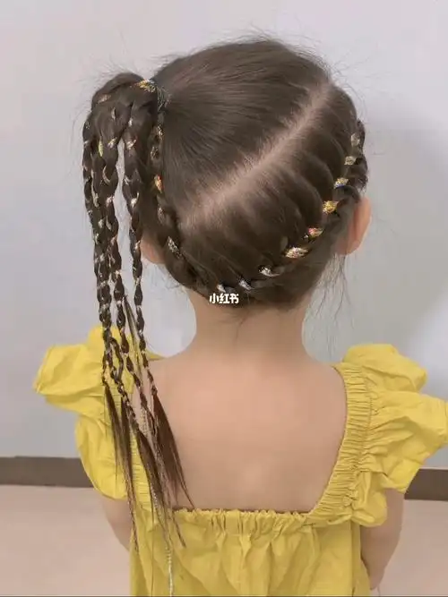 给孩子编一个斜马尾的脏辫吧