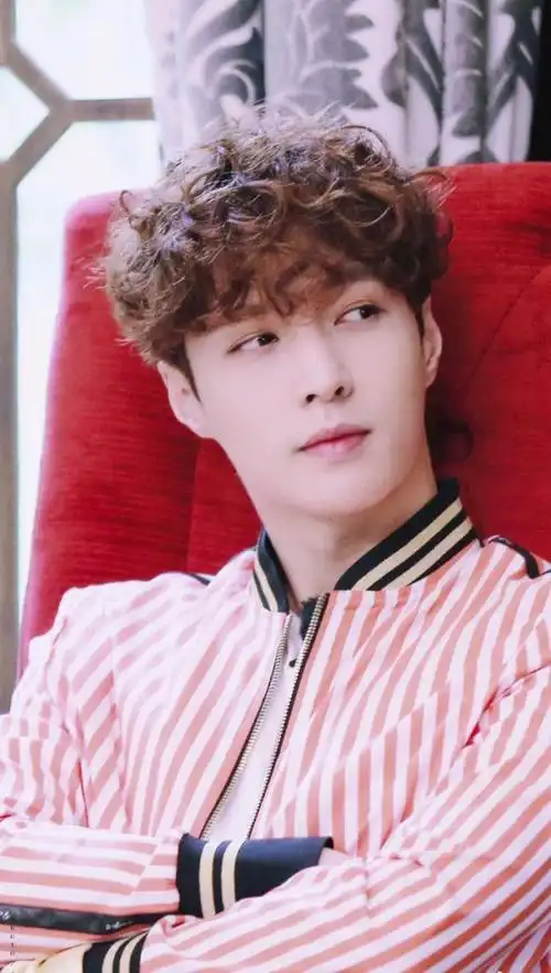 张艺兴的这款羊毛卷发型,可爱又时尚,萌到爆!