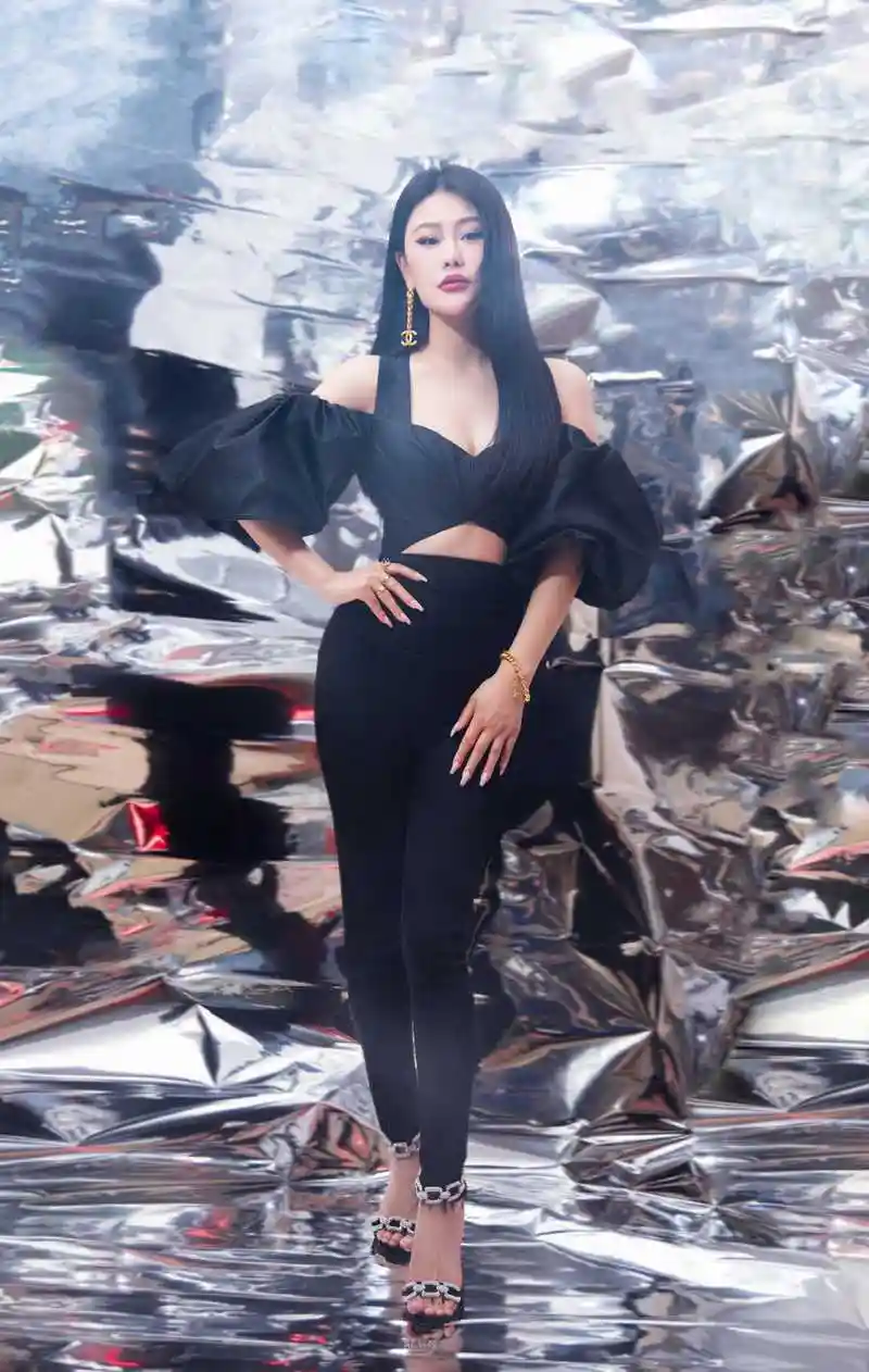 36岁的袁娅维很有气质女神范,穿欧美风的吊带连衣裙,又辣又酷