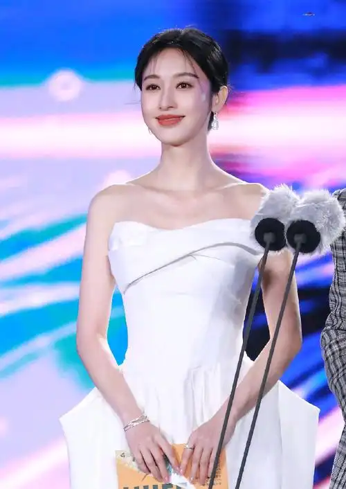 37岁张俪晒健身照,穿瑜伽裤大显身材曲线!所处背景疑似超大豪宅