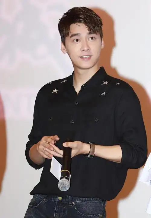 181cm的身高,阳光的笑容,老天爷赏饭吃的颜值,其表演方面颇具天分跟