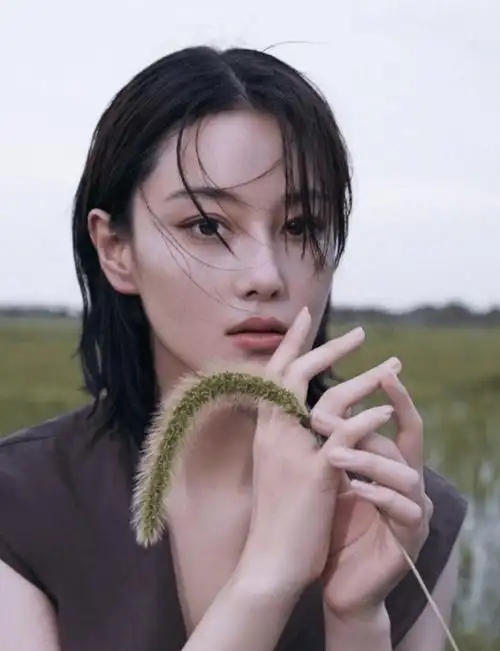 张馨予10年前旧照曝光粉色吊带烟熏妆网友一看就不好惹