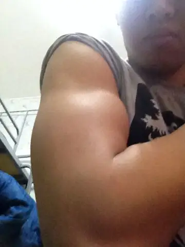 我这二头肌和三角肌是不是练的变形了啊 求大神指教啊