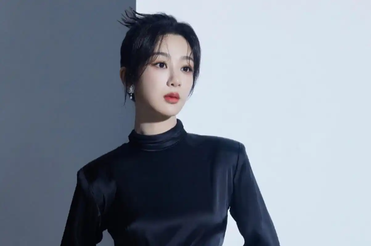 杨紫身着黑色晚礼服,纤腰婀娜登上《nylon尼龙》十月刊封面!