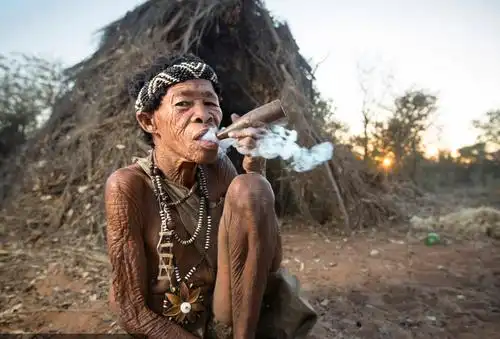 非洲这个部落的女人堪称全球最脏,在这里娶个老婆还要忍受挨打