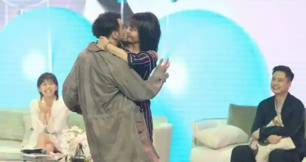 刘涛公开和杨烁亲吻拥抱,两人戏里戏外分不清?__财经头条