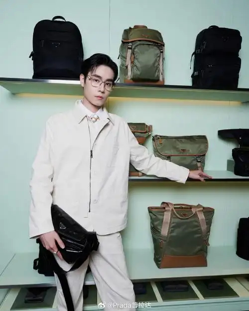 prada星闻#@胡一天啊出席prada青岛海信广场店焕新启幕活动,身着