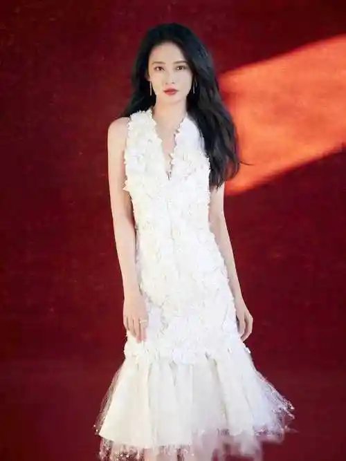 短剧制作方胆敢将李沁证件照p成遗照引众怒