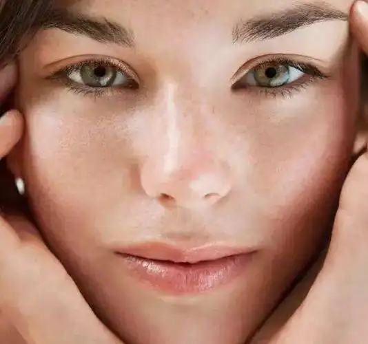 皮肤干燥的女生,主要是因为缺水,使得整个皮肤摸起来非常粗糙,暗沉.