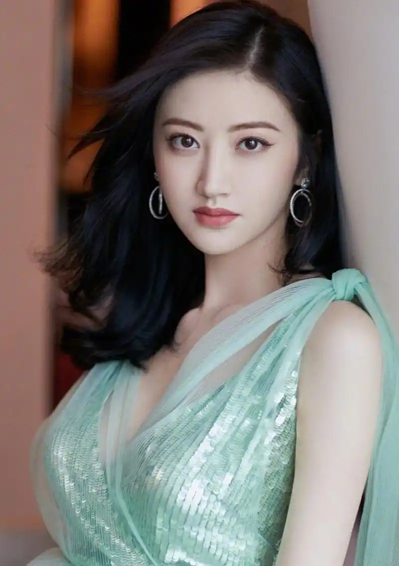 相比《特殊身份》,在《警察故事2013》里,景甜的表演有了更为深层次的