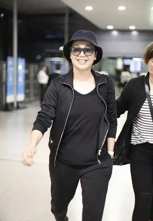 镜头前貌美如花,私下走路姿势却破功了,这8位女星反差太大_刘涛_身材