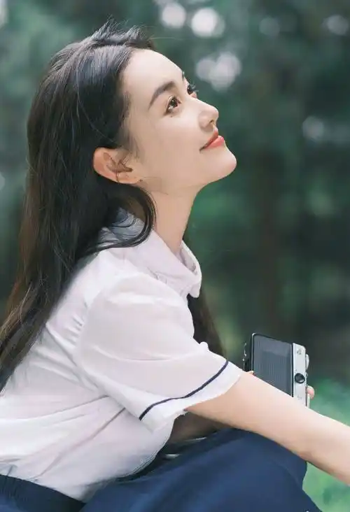 蒋依依学生装长发飘飘青春活力写真