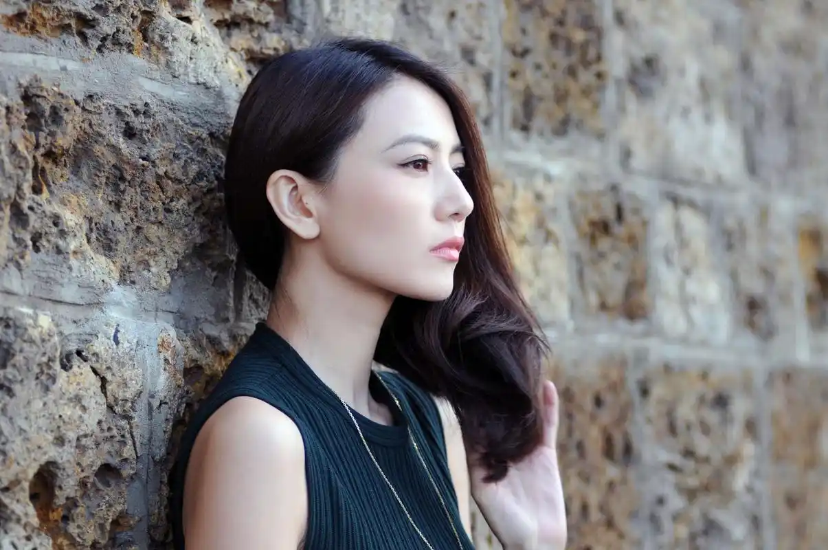 求这张高圆圆壁纸的侧脸照