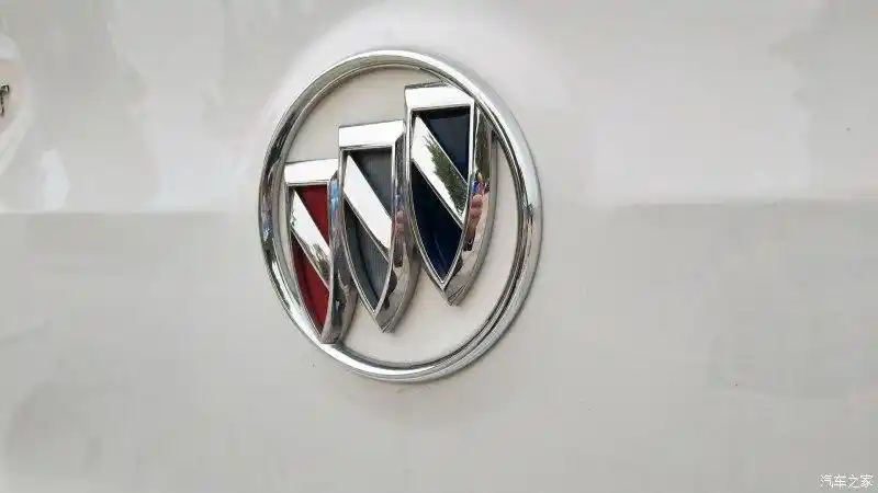 还是蛮好看的,三个盾牌【内饰】79控屏是嵌入式的,屏幕也74是76