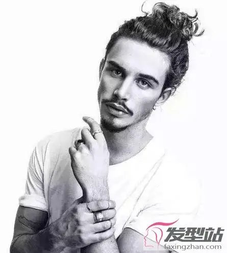 随着时尚趋势的发展,不仅仅是女生,男生也扎起了头发.