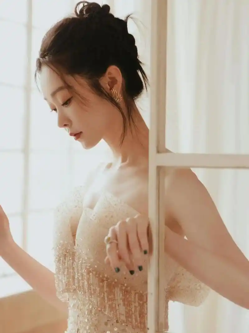 宋轶穿一袭杏色亮片抹胸礼服裙,优雅又性感,女人味十足  近日,演员