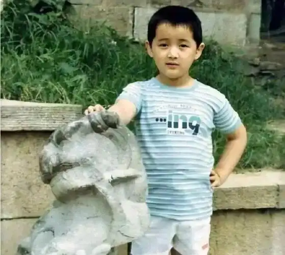 照片中可爱的男孩,如今已是家喻户晓的大明星,名气和靳东不分上下,他