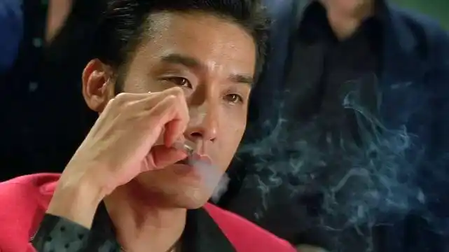 男明星抽烟,鹿晗忧郁,华晨宇陶醉,朱一龙唯美,只有他最无敌!