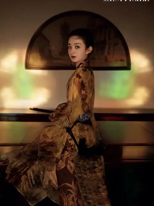 时装杂志十月刊封面人物赵丽颖