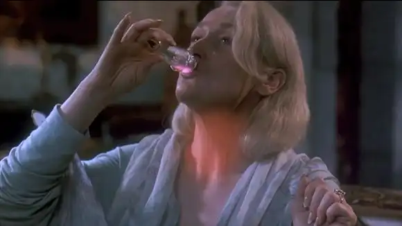 奇幻片:女明星为了青春永驻,喝下神奇药水,结果引发身体变异-影视综