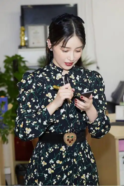 阚清子穿搭越来越有品绿针织绒球上衣配牛仔裤帅气阳光又有范