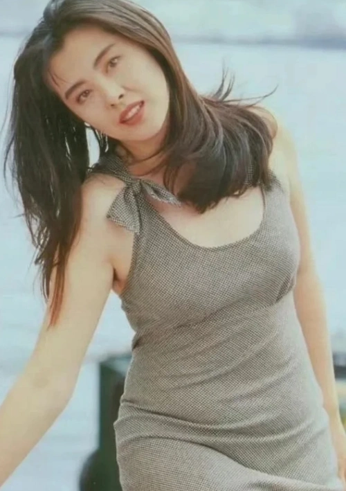 王祖贤纯天然旧照曝光身材丰腴脸蛋圆润网友夸赞微胖天花板