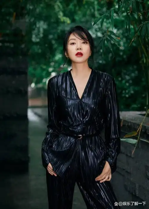 闫妮黑色皮衣竹林写真,烈焰红唇展现酷飒气场