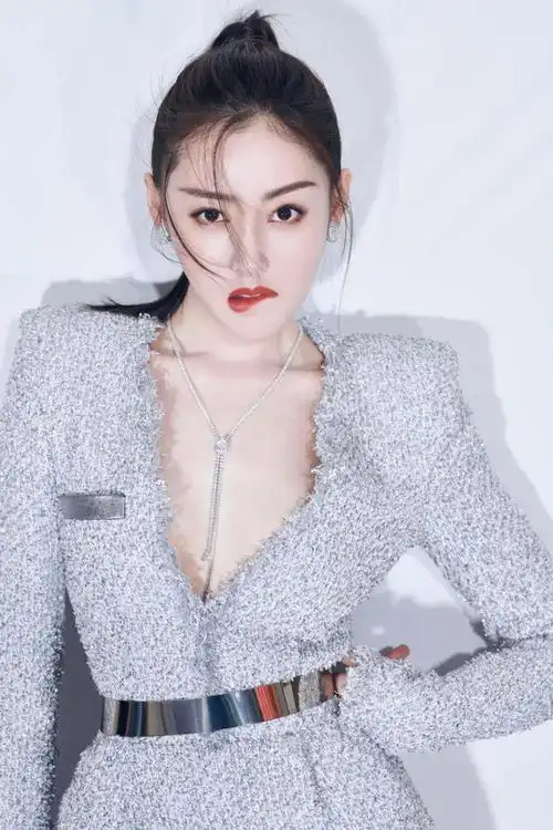 张天爱真是放得开穿深v连衣裙还是真空上阵腰臀比惊艳了