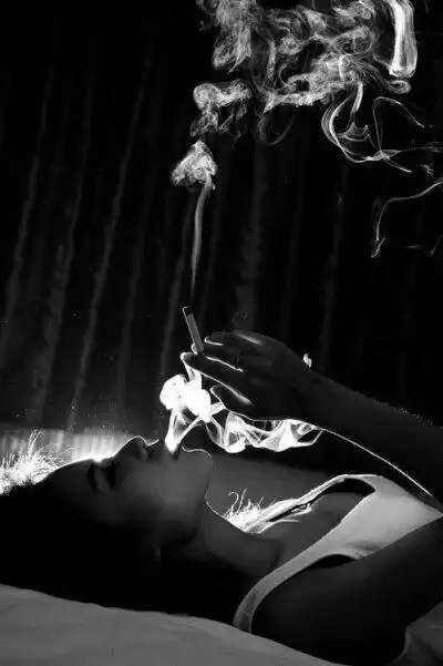 『欧美 黑白 颓废 另类 头像 女头』侧过脸 点一支烟 是你疲惫却美丽