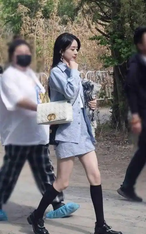 赵丽颖上半身穿了一款蓝色的衬衫,衬衫这种单品大家在日常穿搭中都会