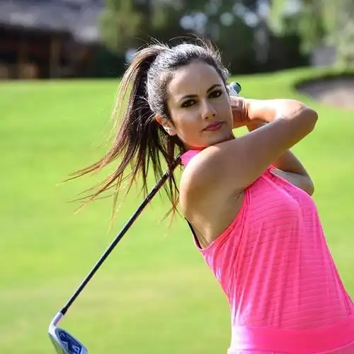 玻利维亚美女成高尔夫新女神 长相精致身材火辣