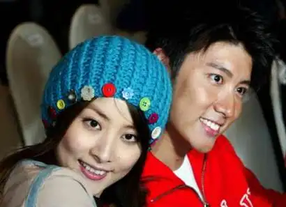 图文:陈慧琳陈司翰出席招待会-姐弟相拥笑容灿烂