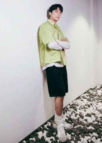 为啥吴磊一直不拿白袜炫腿?看到他穿出的腿,女粉:感觉要崩溃了