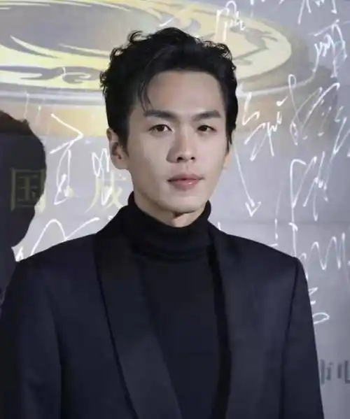 张若昀因戏牺牲有多大?近照暴瘦到不敢认,穿上西装像是纸片人_唐艺昕_