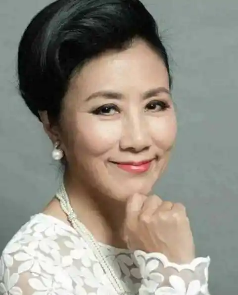 原创73岁汪明荃老态龙钟那是不了解她斑马内搭荧光西装潮到爆