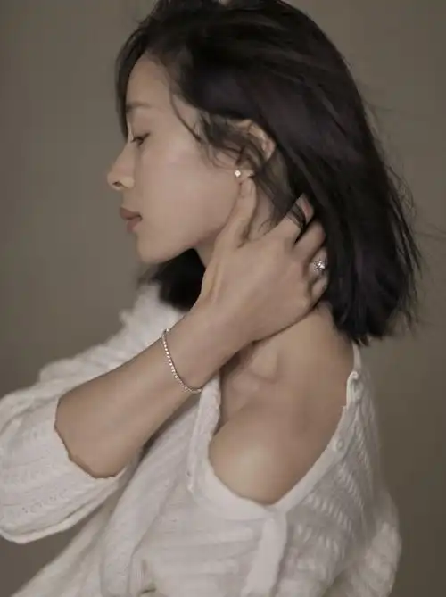 近日,江一燕身着原木色服饰为杂志拍摄了一组封面大片,在知名摄影师