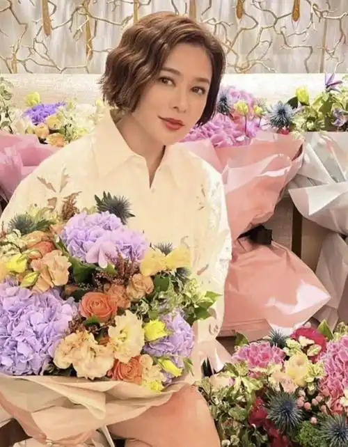 61岁关之琳低调过生日,手捧蛋糕显孤独