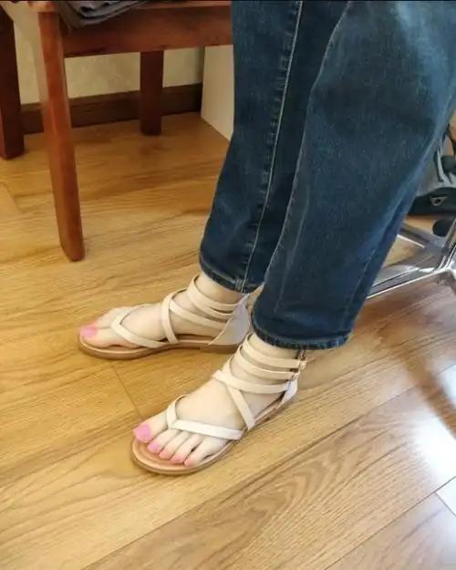 女生脚大真的好尴尬168的身高42码的脚鞋子太难买了