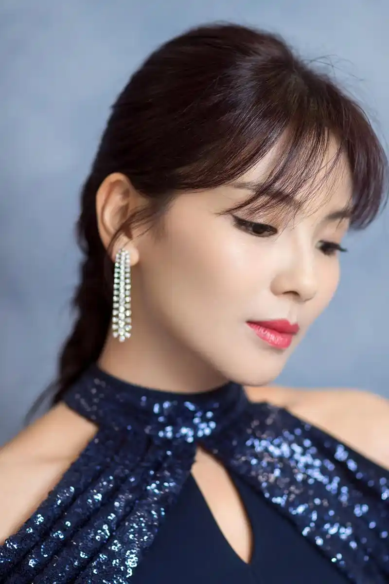 三年满贯,剧中演绎人生百态;跨界主持,台上解锁温润泰然.