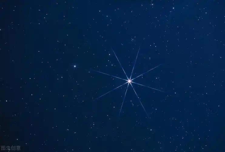 一颗星星挂在天空也挂在了那棵老杨树上