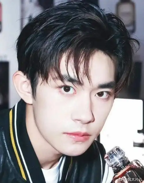 tfboys-易烊千玺又换新发型了,一头金发很是亮眼,优越的气质再加上