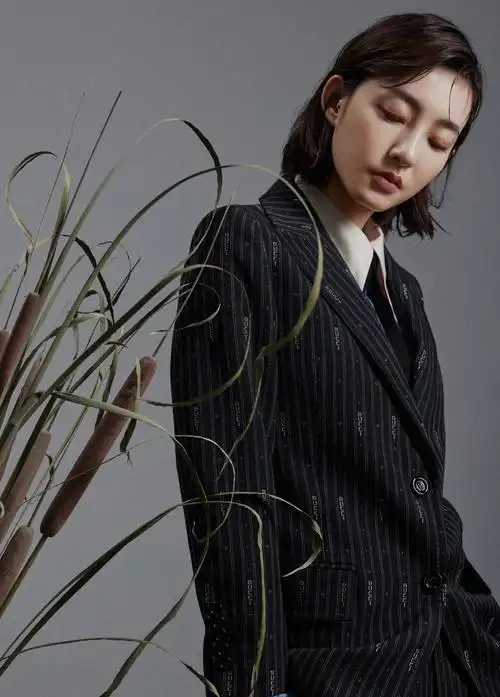 王丽坤时尚干练杂志封面大片