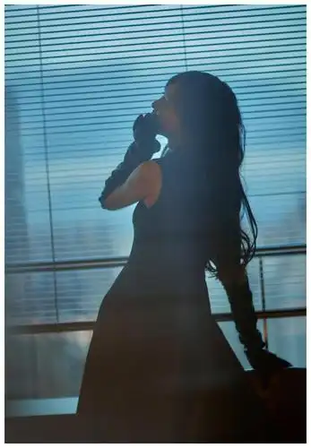 唐嫣无袖黑裙丝绒手套复古,眼神魅惑大红唇尽显港风范