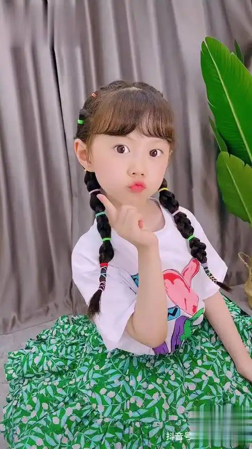 明星同款七彩双马尾,俏皮可爱又简单儿童编发 热门