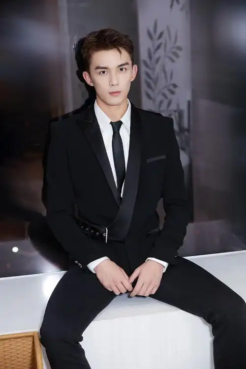 吴磊超帅黑色西装写真图片[3/6]_明星_美桌网