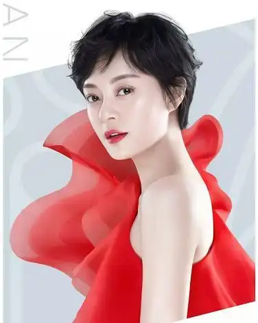 广告大片中,孙俪的短发造型终于不用像房似锦那么死板了,整个发型是很